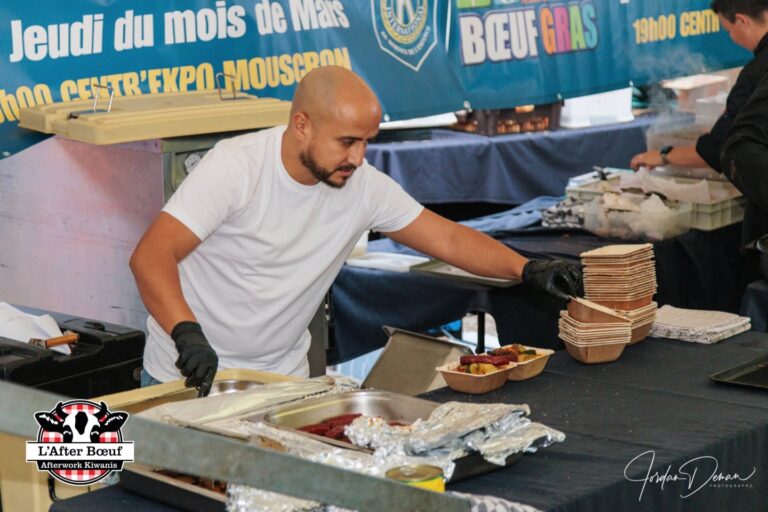 Un cuisinier prépare les assiettes à l’After Bœuf 2022