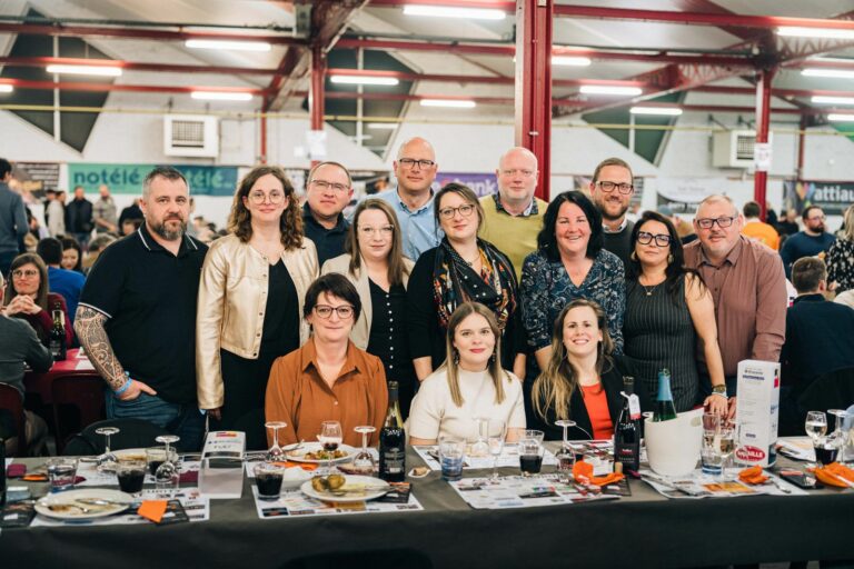 Un groupe de convives à table au Bœuf Gras 2025