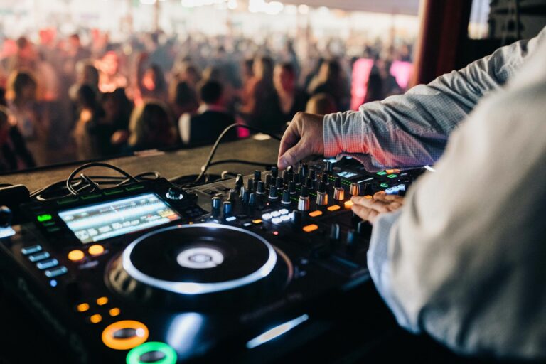 Les platines et le public de la soirée Bœuf Gras 2025