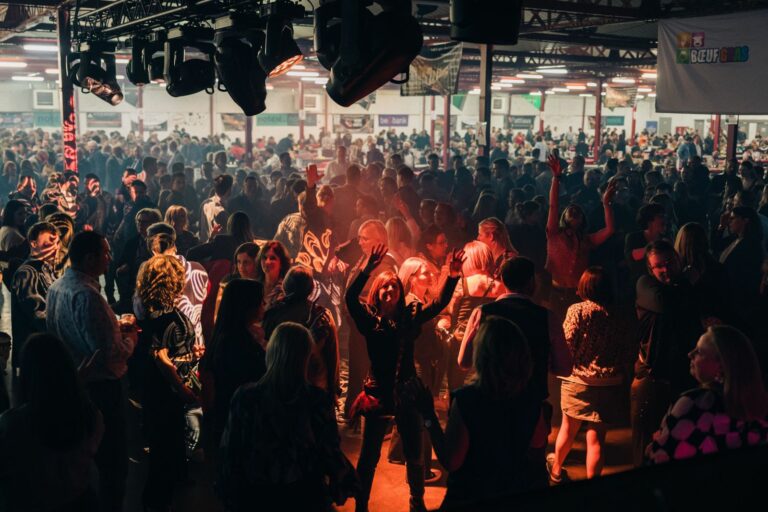 La foule profite de la soirée dansante au Bœuf Gras 2025