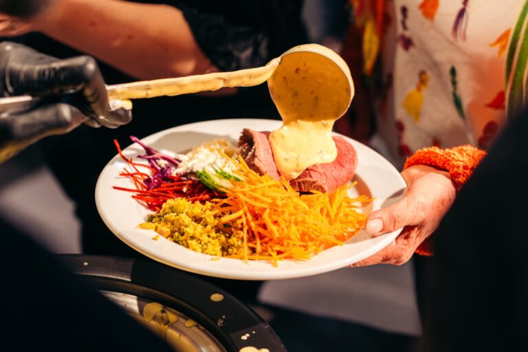 Une assiette de bœuf et ses accompagnements au moment du service