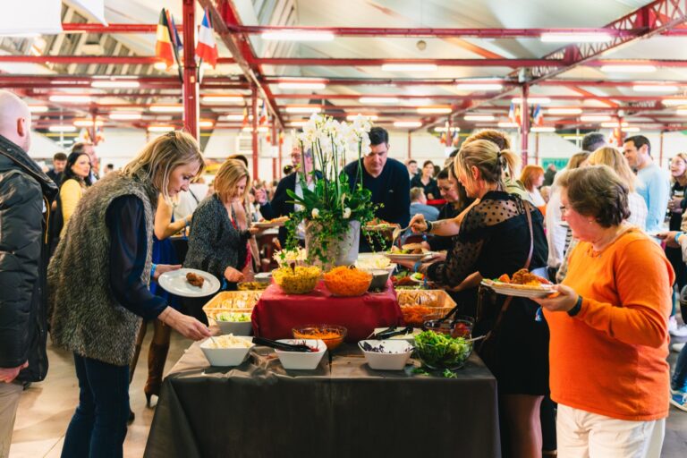 Les convives découvrent les buffets du Bœuf Gras