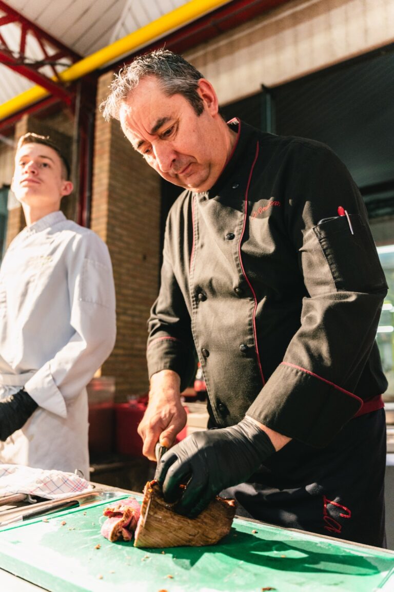Un restaurateur découpe le bœuf pour le service