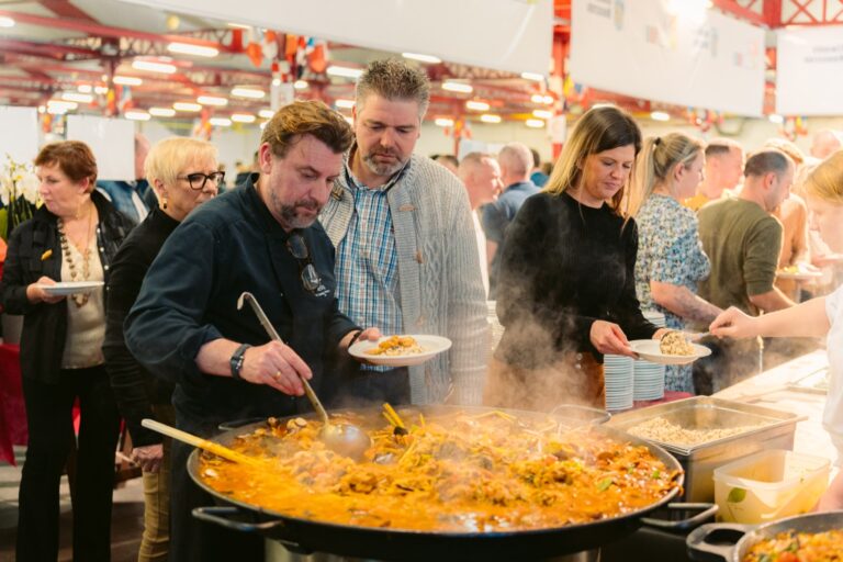 Des convives se servent autour d’un grand buffet
