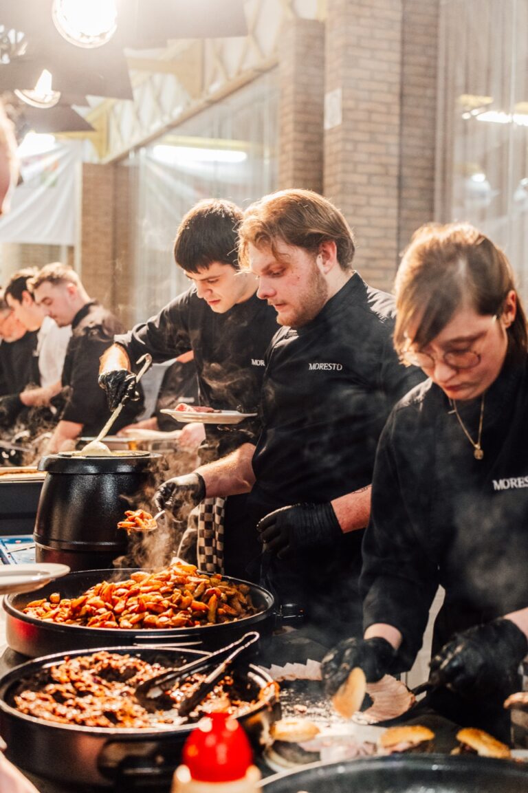 L’équipe des restaurateurs au service des buffets