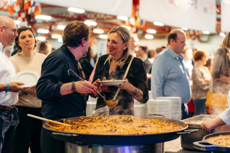 Des convives échangent autour d’un buffet