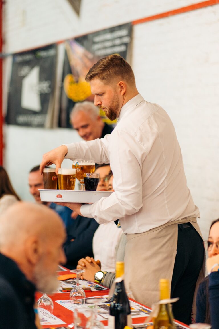 Un serveur apporte les boissons en salle